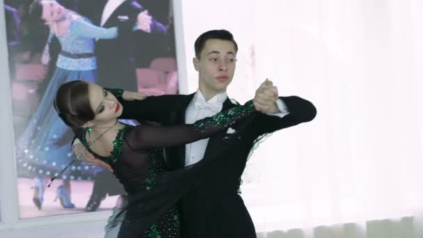 Jong (echt) paar dansende ballroom dansen in klassieke stijl. Slow motion — Stockvideo