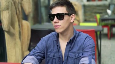 Stil çocuk kafede Sigara İçilmeyen. 4k