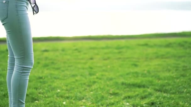 Garçon donnant fleur de pomme sa fille sur fond de ciel et d'herbe verte. 4K — Video