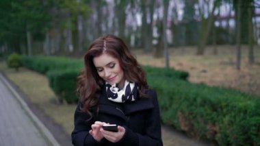 Sokakta telefon ile güzel kız