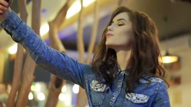 Pencerenin önünde selfie alarak güzel kız — Stok video