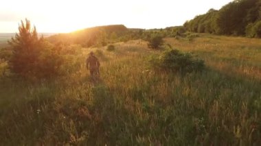 Havadan görünümü: askeri kamuflaj Sunset'teki doğa manzara