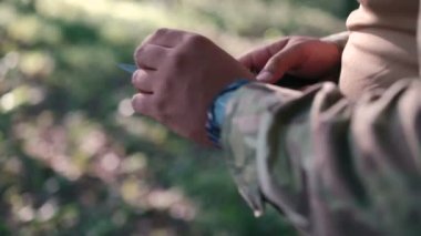 İn yakın askeri bilestone ormanın içinde bıçak keskinleştirmek