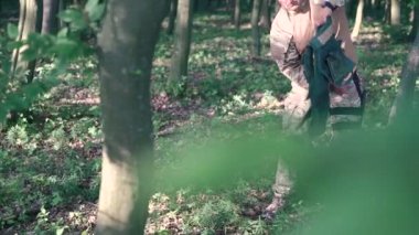 Askeri zırh ormanda giyer.