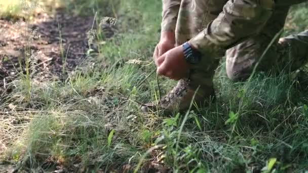 Cravatta militare lacci delle scarpe nella foresta — Video Stock