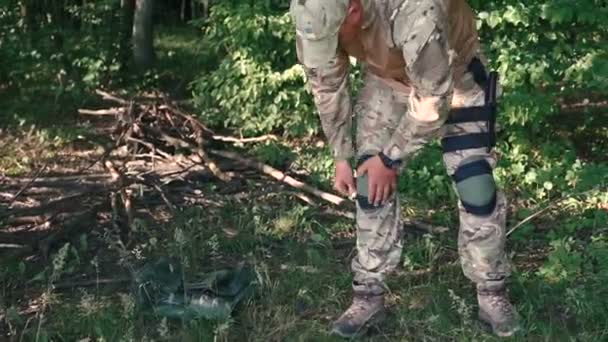 Krijger draagt knieschijf in het bos — Stockvideo