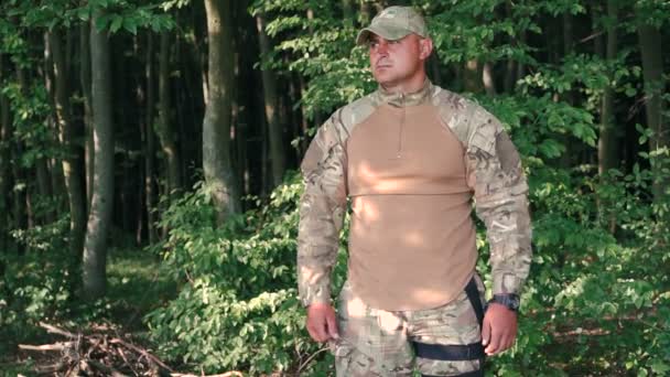 Retrato de jóvenes militares en el bosque — Vídeo de stock