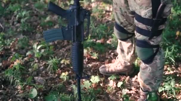 Крупним планом військові ставлять автомата в ліс — стокове відео