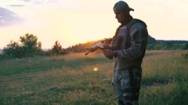 Asker otomat ücretleri ve bozkır içinde vurmaya başlar