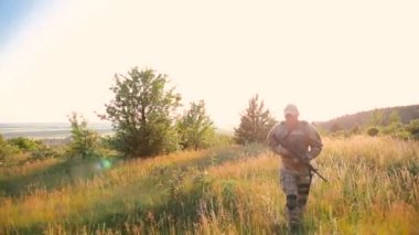 Tarlada çalışan otomat ile savaşçı