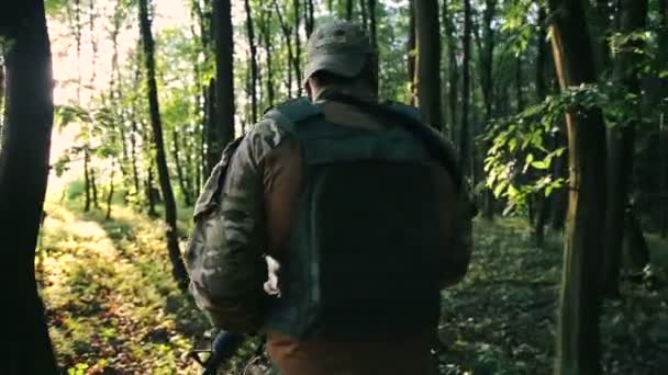 Giovane militare va nella foresta e guarda indietro — Video Stock