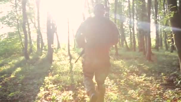 Militares van al bosque y miran atrás — Vídeos de Stock