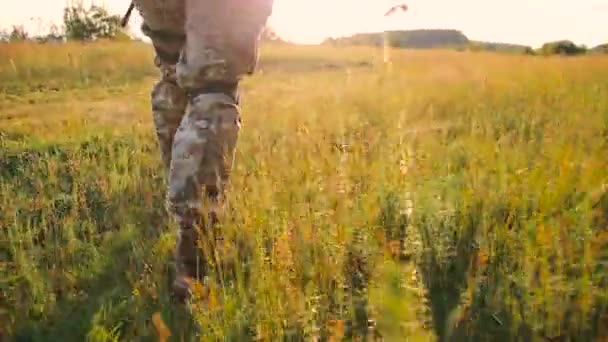 Military foot goes on the grass — Stock Video