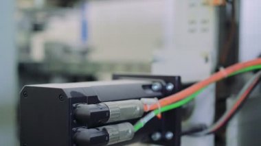 Kablolar ve pencere fabrikası konektörüne kapatın. 4k