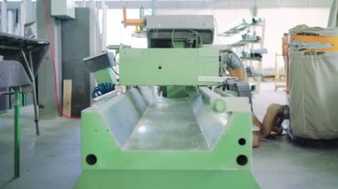Pvc windows ve fabrika üretimi için makine. 4k