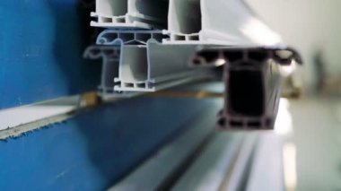 Yakın çekim pencere mobilya fabrikasında 4k