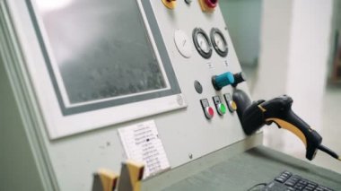 Fabrikada 4k sayısal kontrollü üretim makine kontrol paneli