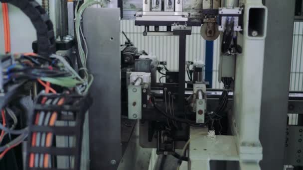 Kunststof venster werkende machine 4k — Stockvideo