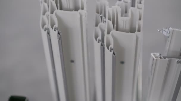 Perfil de plástico de las ventanas en la fábrica de ventanas 4K — Vídeo de stock