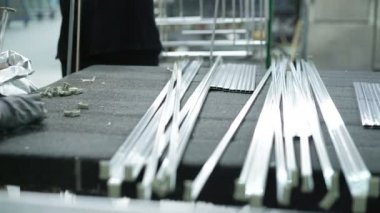 Alüminyum Kasalar kesmek için bir Torna kullanarak işçiler. 4k