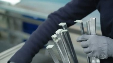 Metal profillerle pencere fabrikada çalışan eller. 4k