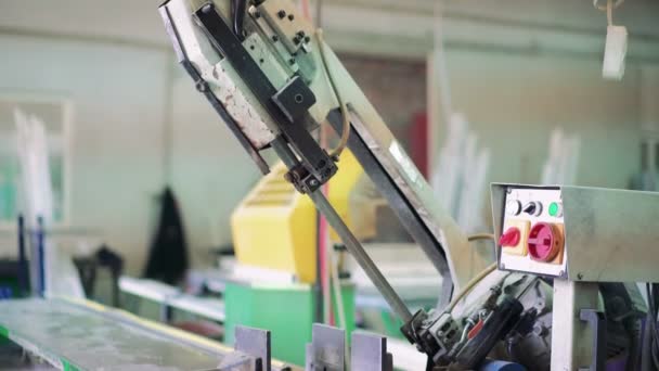 Interruptor de perforadora de ventana en la fábrica de ventanas 4K — Vídeos de Stock