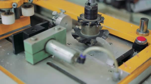 Fresa close-up sulla macchina di produzione in fabbrica 4K — Video Stock