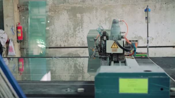 Werkzeugmaschine zum Schneiden von Glas in der Fensterfabrik 4k — Stockvideo