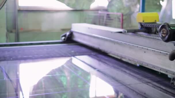 Arbetet i produktion maskin. Rörliga glas. Fönstret fabriken 4k — Stockvideo