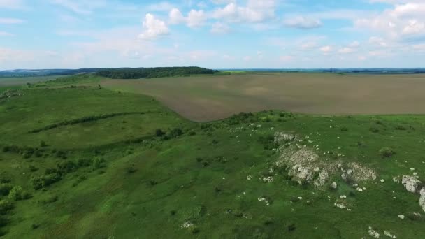Vista aérea: Volando sobre una colina empinada hacia las montañas — Vídeos de Stock