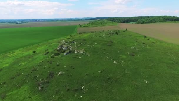 Luchtfoto: vliegen over de heuvel richting de bergen — Stockvideo