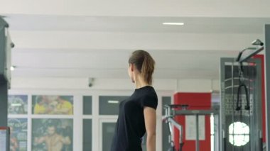 Kameraya bakarak salonunda güzel kız