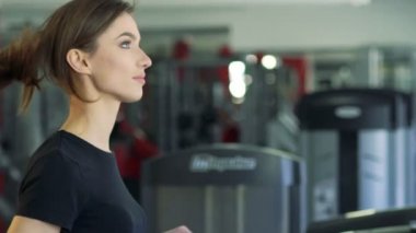 Bir koşu bandı üzerinde güzel kız