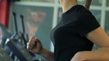 Bir koşu bandı üzerinde güzel kız