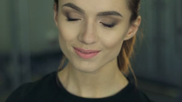 Kameraya gülümseyen güzel kız — Stok video