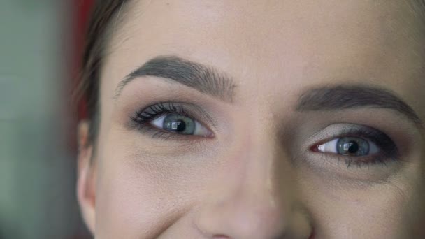 카메라를 바라보는 여자의 눈의 클로즈업 — 비디오