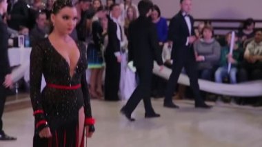 Ukrayna, Ternopil, 12 Mart 2016: Dans çifti hareket etmeye başlıyor