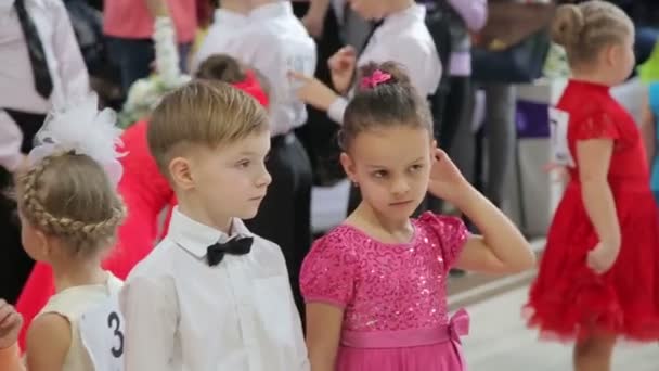 UCRÂNIA, TERNOPIL, MARÇO 12, 2016: Fechar pequenos bailarinos no concurso — Vídeo de Stock