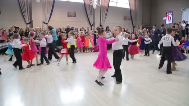 Ukraine, Ternopil, 12. März 2016: Kindertanzwettbewerb in modernem Saal — Stockvideo