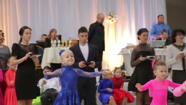 Ukraina, Ternopil, den 12 mars, 2016: Lite barn dans på Grande VM 2016 tävling — Stockvideo