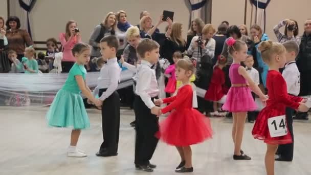 UCRANIA, TERNOPIL, 12 DE MARZO DE 2016: Niños bailando en el concurso Grande Cup 2016 — Vídeos de Stock