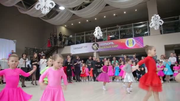 Ukrayna, Tarnopol, 12 Mart 2016: dans yarışması küçük kızlar Koç — Stok video