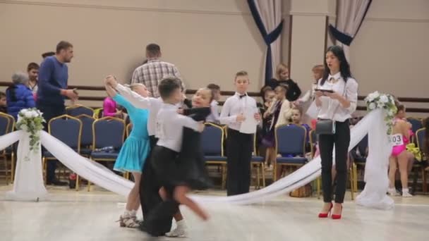 UCRANIA, TERNOPIL, 12 DE MARZO DE 2016: Parejas de niños bailando vals en el concurso Grande Cup — Vídeo de stock