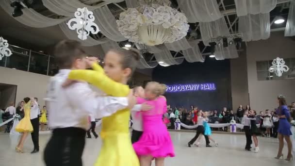 Ukraine, ternopil, 12. März 2016: Walzer. Kinder tanzen Wettbewerb grande cup — Stockvideo