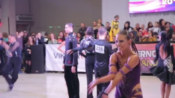 UCRAINA, TERNOPIL, 12 MARZO 2016: Teens couples dancing on the contest — Video Stock