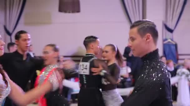 UCRANIA, TERNOPIL, 12 DE MARZO DE 2016: Parejas de adultos bailando samba en el concurso — Vídeos de Stock