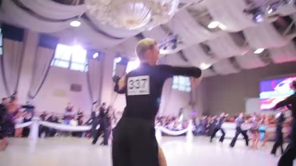 UKRAINE, TERNOPIL, MARCH 12, 2016: Orang dewasa menari samba di kontes — Stok Video