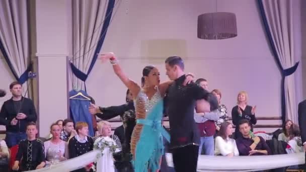 Ukraine, Ternopil, 12. März 2016: Erwachsene Paare tanzen Samba auf dem Wettbewerb — Stockvideo