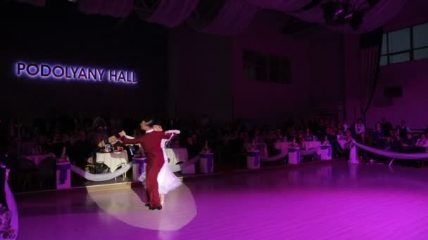 UCRANIA, TERNOPIL, 12 DE MARZO DE 2016: Actuación de vals en el concurso de baile — Vídeos de Stock