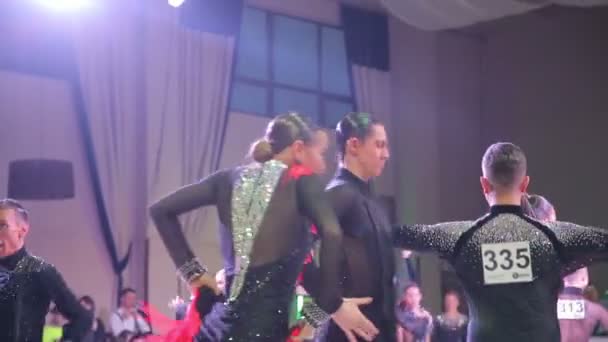 UCRÂNIA, TERNOPIL, MARÇO 12, 2016: Casal dançando competindo no concurso Grande Cup — Vídeo de Stock